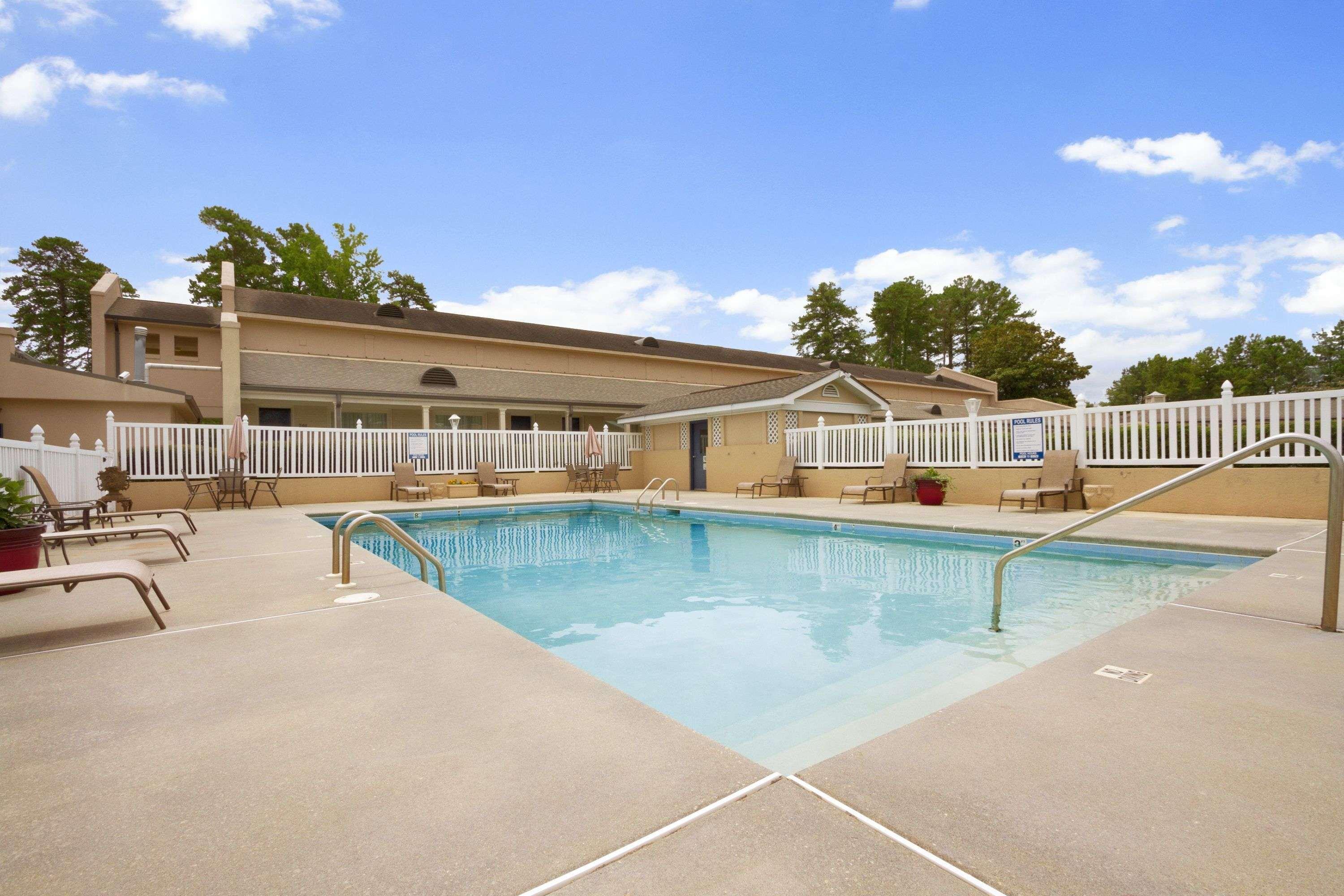 Days Inn By Wyndham Alexander City Exterior photo